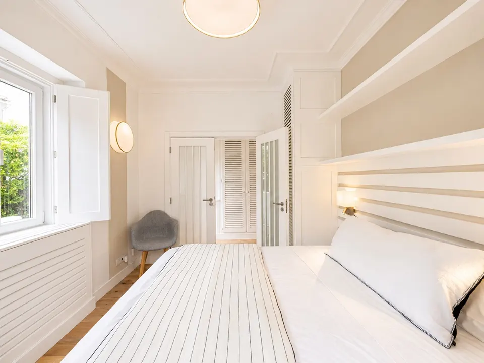 Primeiro quarto com luz natural e arrumação integrada