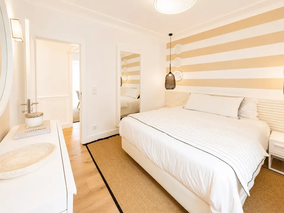 Cama e móveis de arrumação no segundo quarto