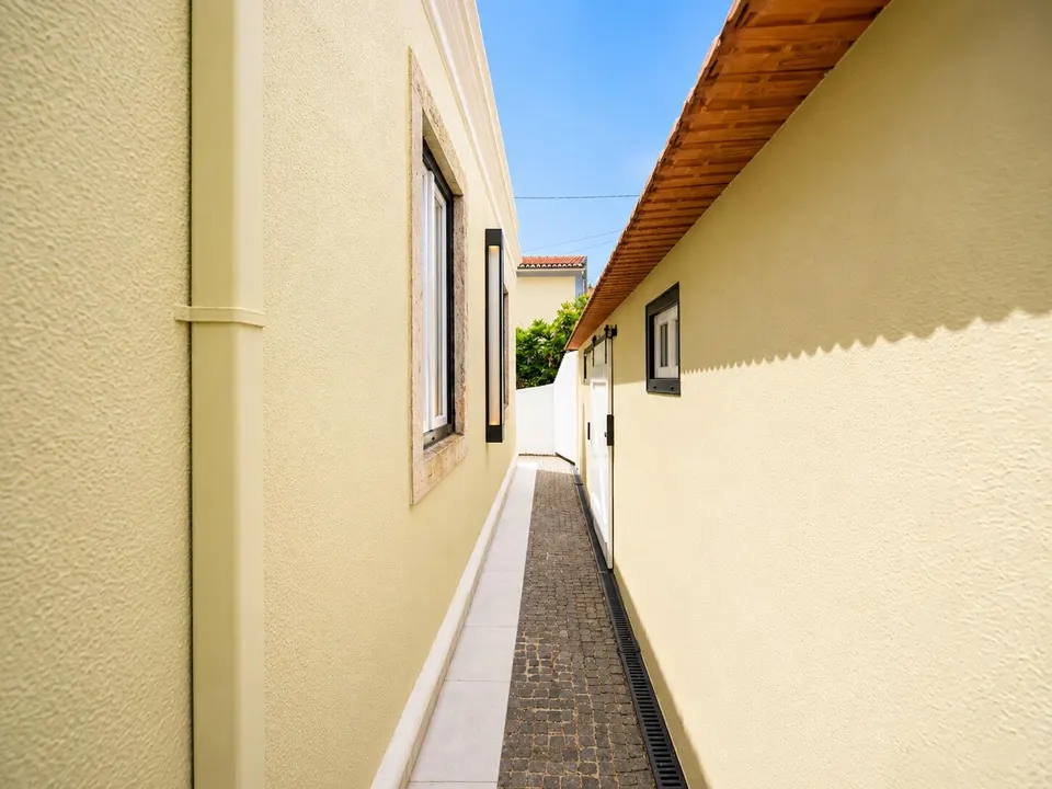 Passagem entre os edifícios do chalé
